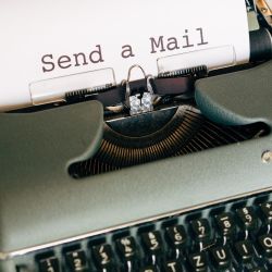 Schreibmaschine mit Text "Send a Mail"